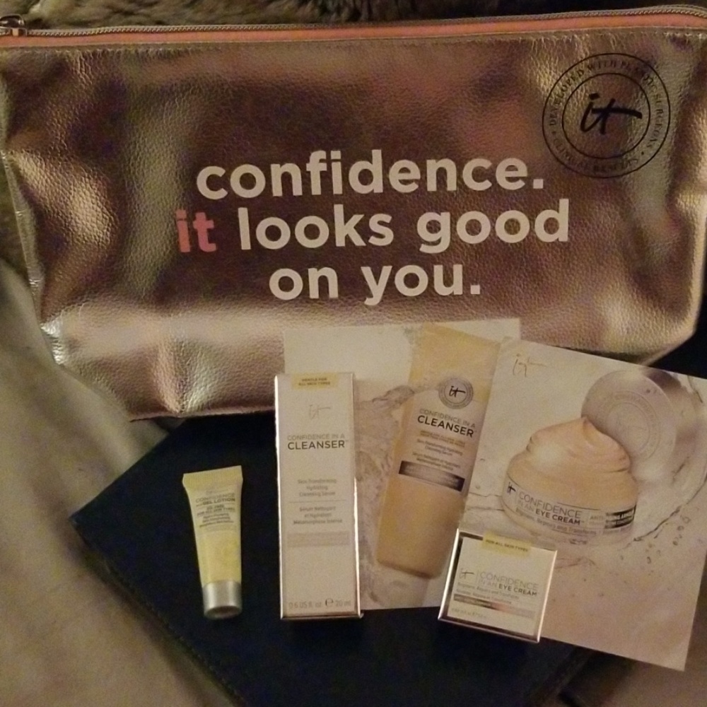 It cosmetics makeup bag with samples